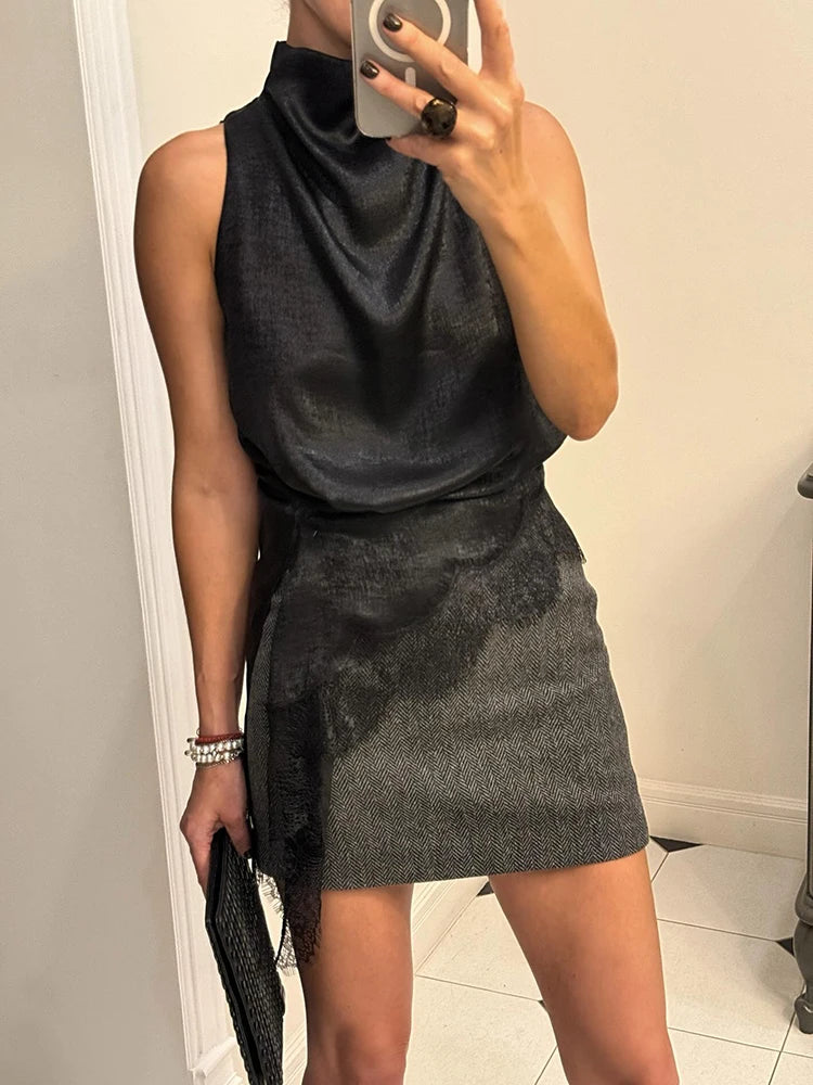 Blusa Feminina de Cetim com Renda Assimétrica